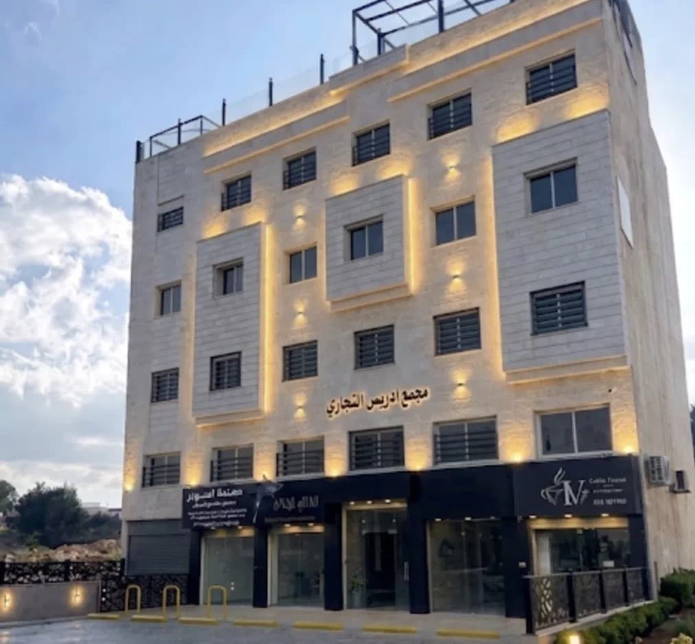 مجمع تجاري استثماري للبيع – عائد يصل إلى 10% عقار من المالك يقع على شارع رئيسي (طريق السلام) بواجهة