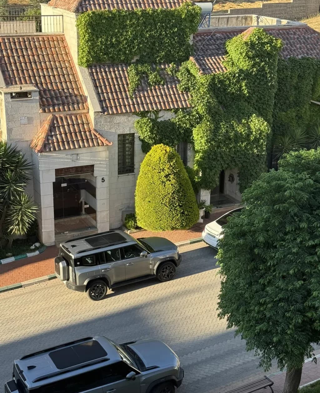للبيع فيلا متلاسقة داخل كمباود سكني في دابوق