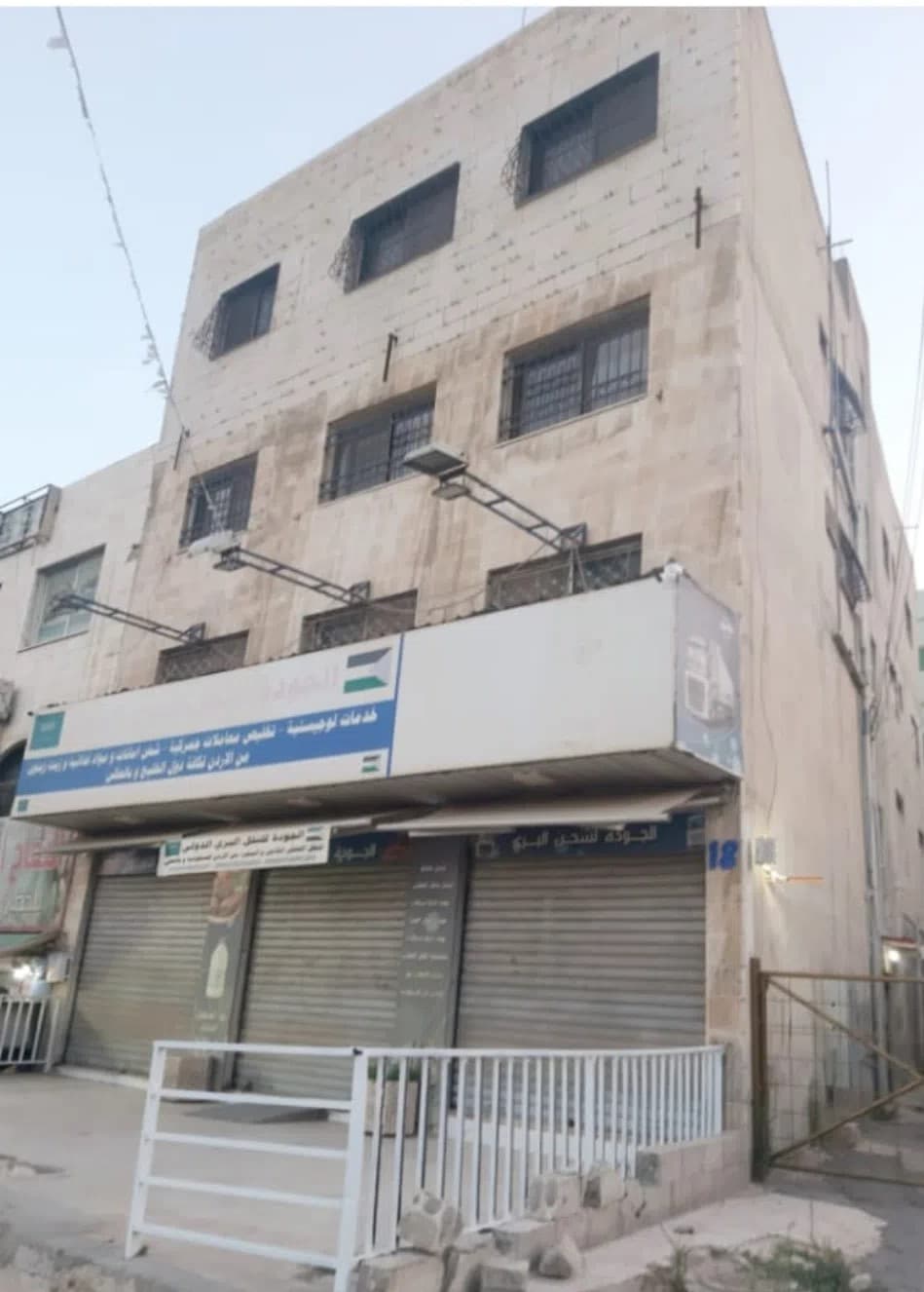 مجمع تجاري على الشارع الرئيسي مقابل البوابة الرئيسية لجمرك عمان للبيع من المالك مباشرة - فارغ حاليا