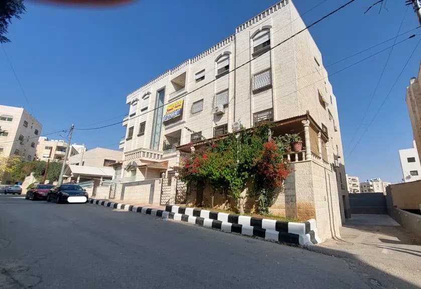 شقة سكنية مجددة مميزة للبيع فوق مجمع الشمال وشركة جت وصالة تكنوفتنس للرياضة