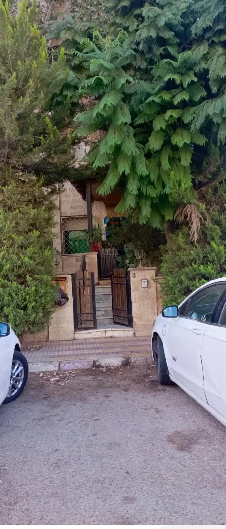 منزل طابق ارضي مع ترس للبيع ثلاث غرف نوم ثلاث حمامات واحد ماستر مطبخ راكب ...خزائن في الحيط