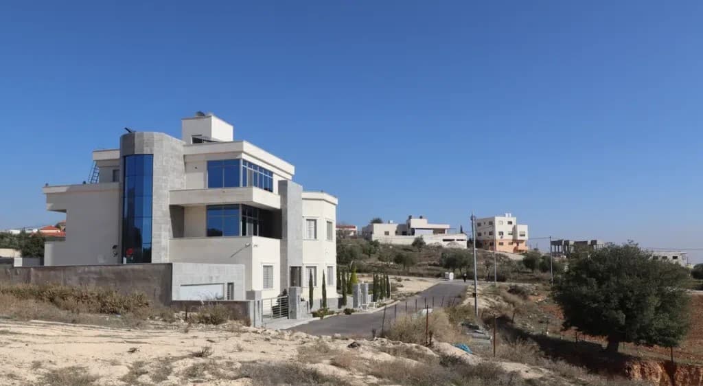 (1)ارض للبيع في بدر الجديدة حوض الميسر 750م الارض على شارعين مرتفعة و مميزة