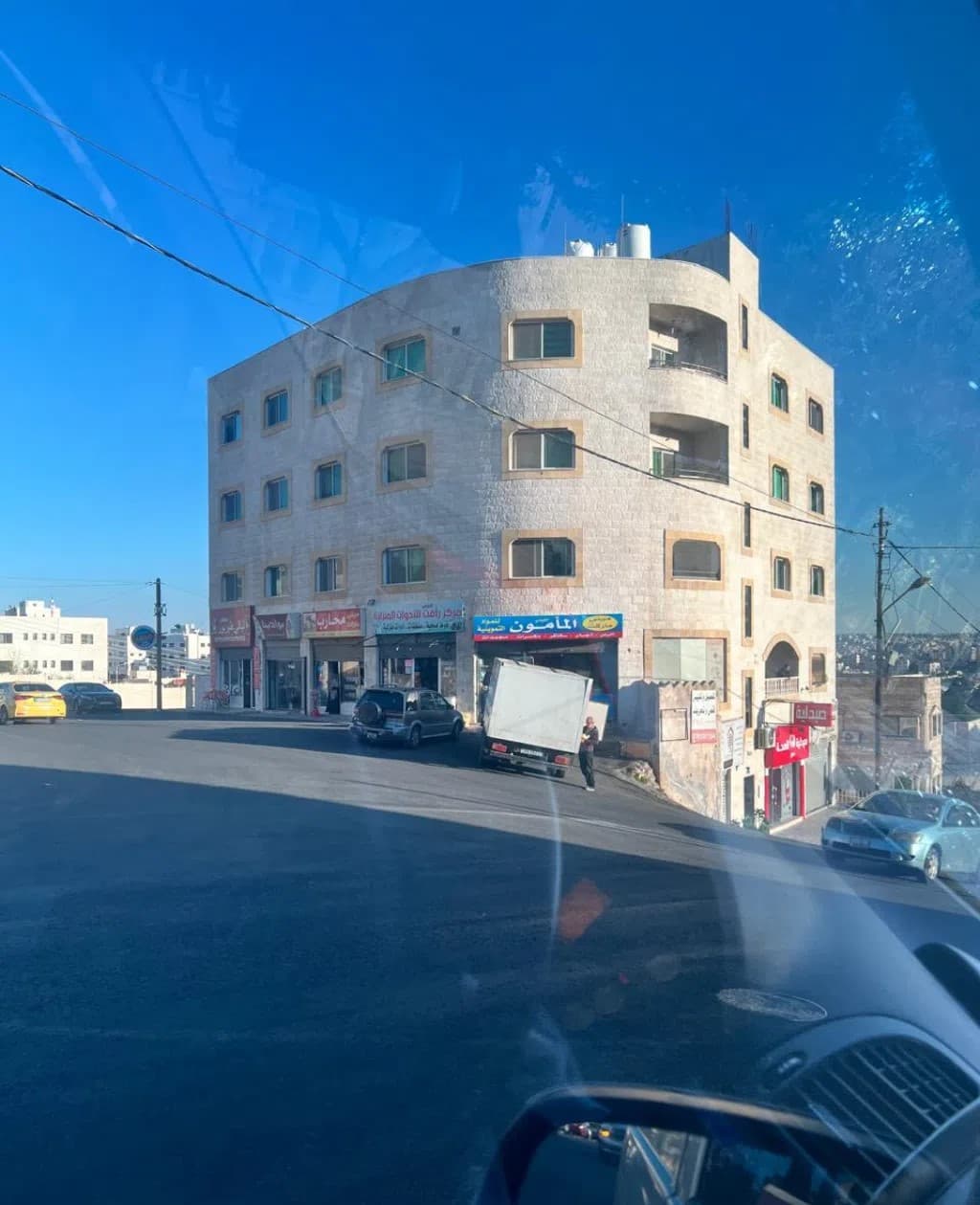 مجمع تجاري في طبربور يقع على 3شوارع مساحه البناء 2000 متر موقع حيوي ومؤجر بدخل سنوي جيد